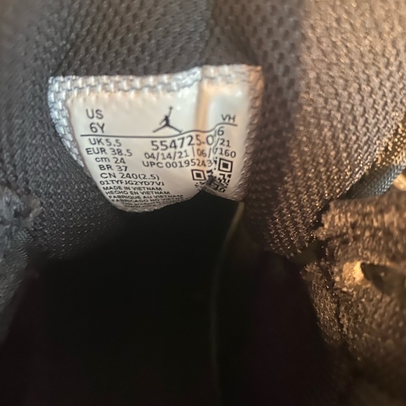 Jordan 1 Mid Basketball Shoe - Picture 11 of 12